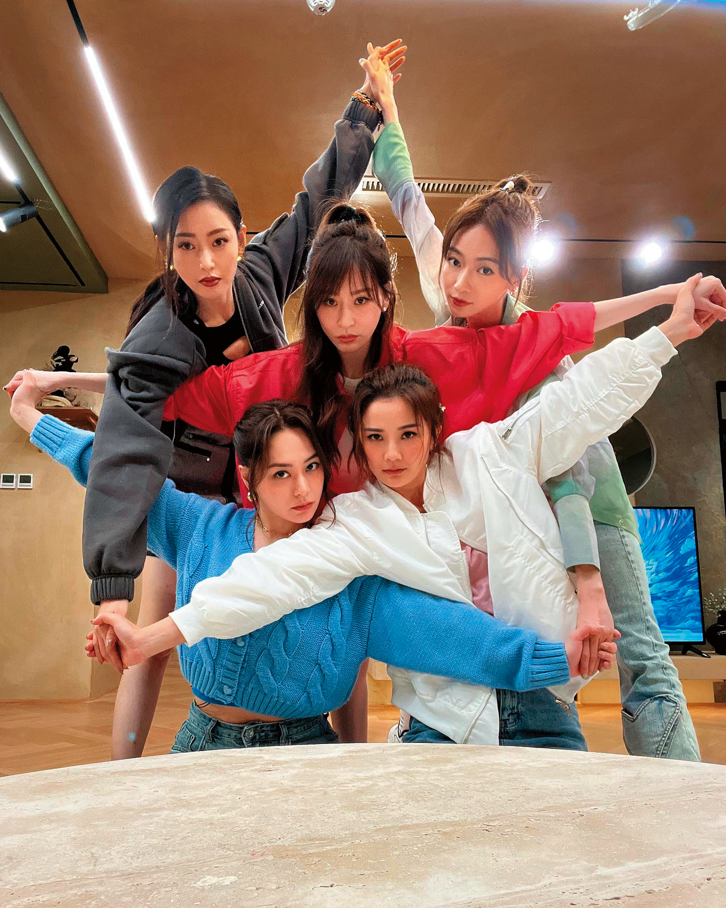 王心凌（後排中）參加《乘風破浪》第三季，與阿嬌、阿Sa等人組成戰隊，讓她嘗到了再走紅的滋味，但私下感情這塊沒了。（圖／翻攝自王心凌臉書）