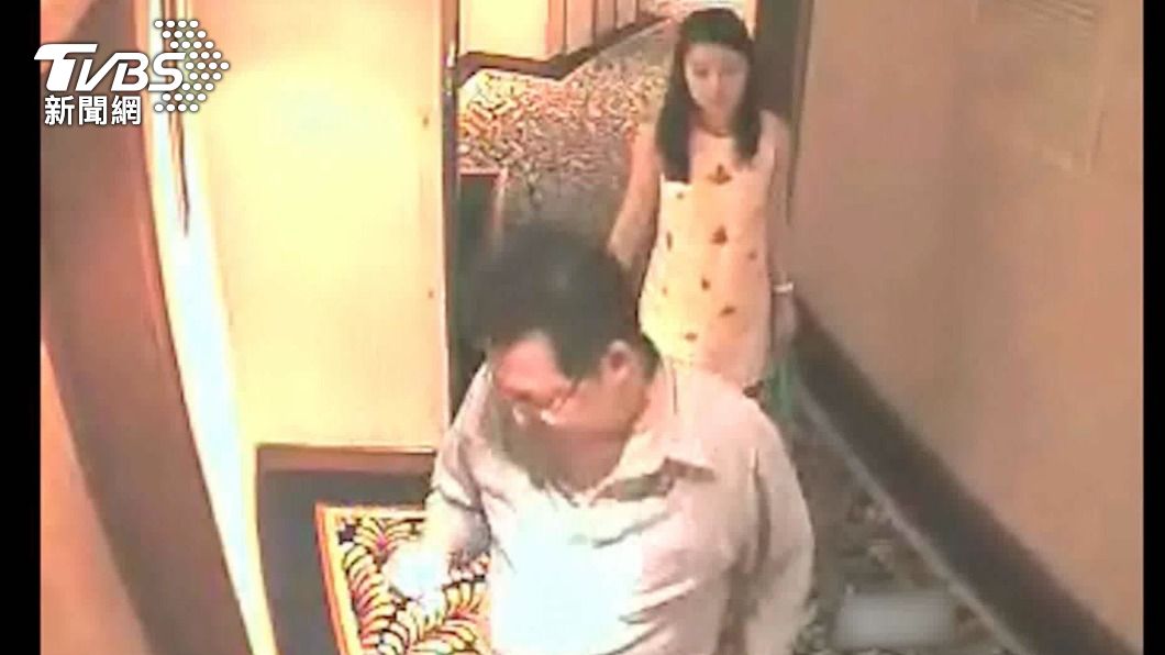 網路上近日流出疑似鄭文燦和一名女子上酒店影片。（圖／民眾提供）