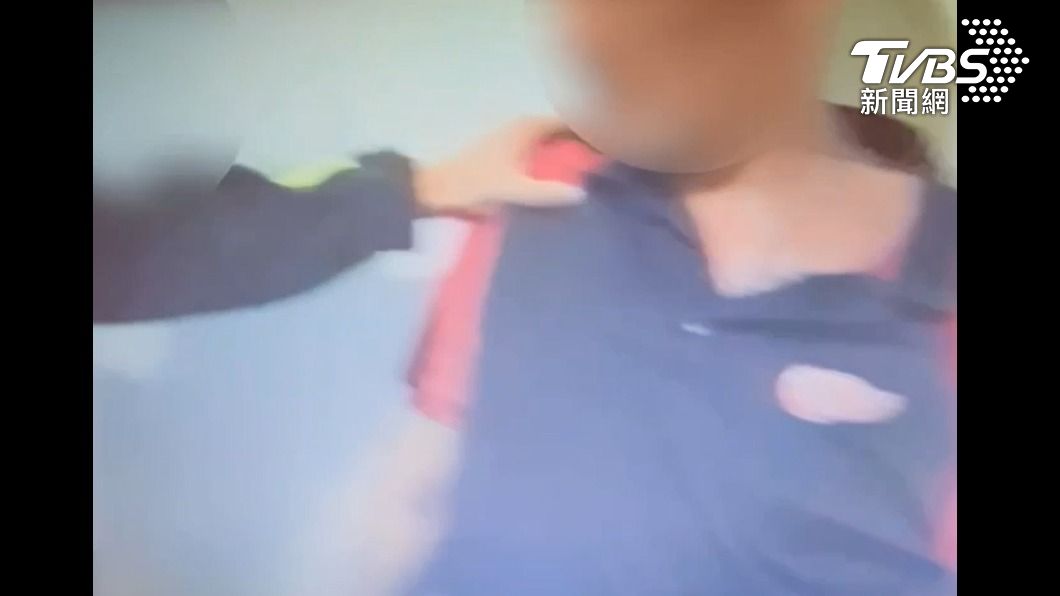 警方依侵入住宅現行犯將紀男帶回偵辦。(圖/TVBS)