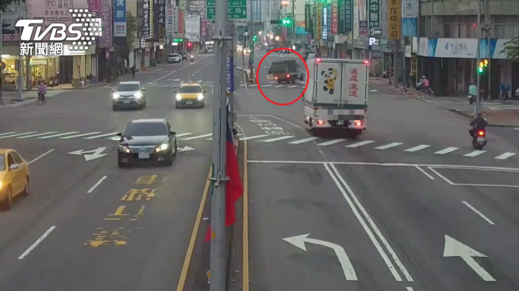 小貨車開始重心不穩。（圖／TVBS）