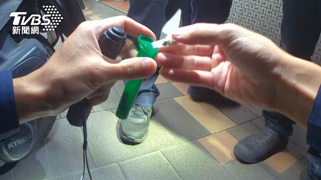 警方搜出大麻毒品。（圖／TVBS）