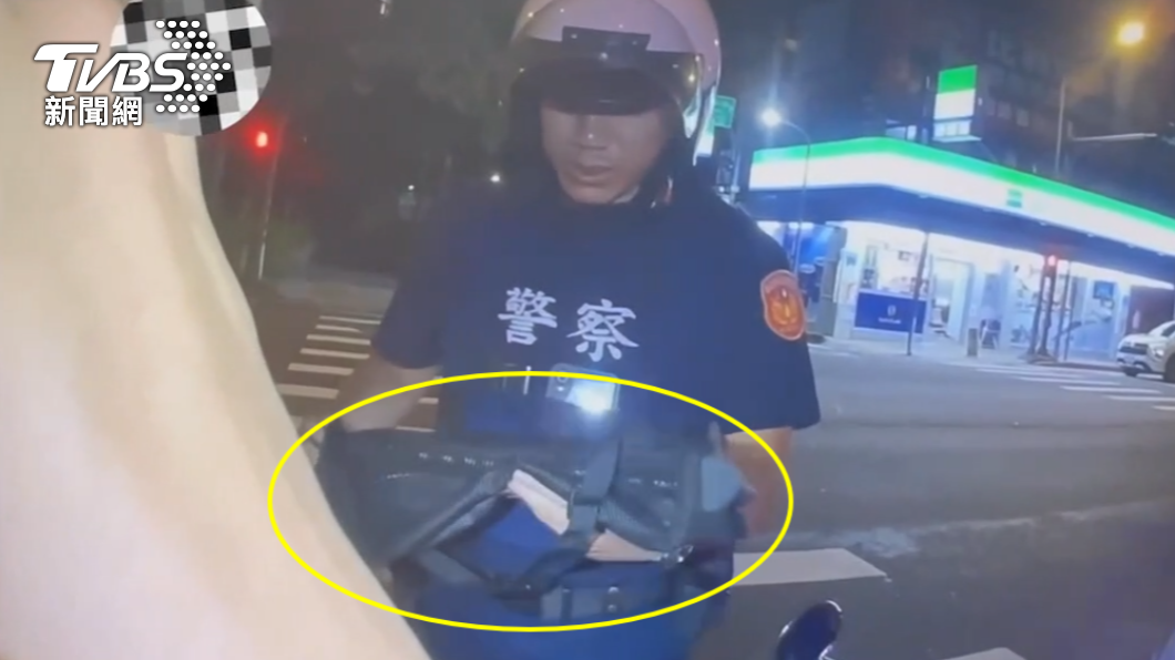 警方發現裡頭裝有兩把刀。（圖／TVBS）