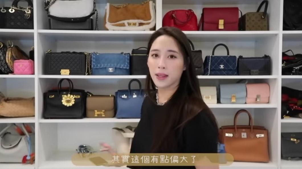 歐陽妮妮介紹精品包。（圖／翻攝自歐陽妮妮 YouTube）