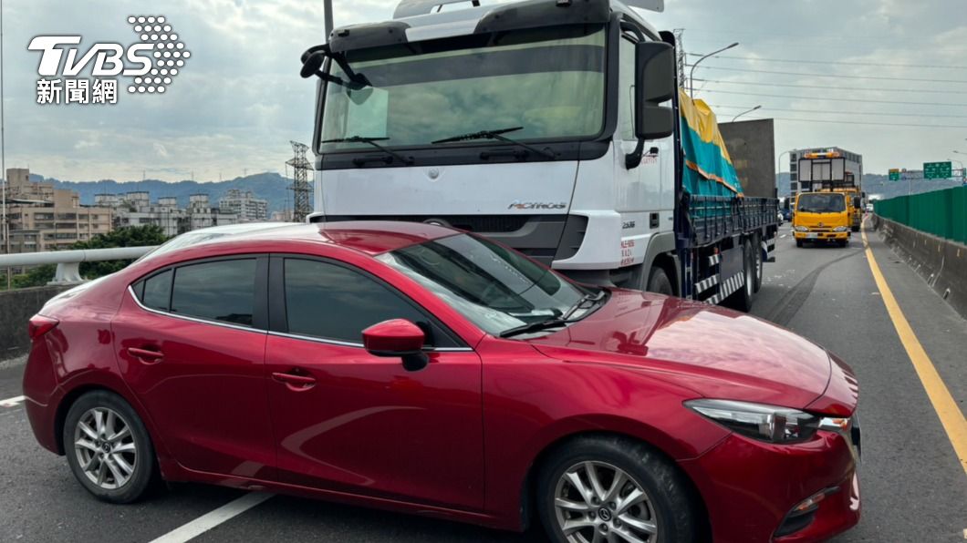 台65快速道路車禍!大貨車撞馬三害「失控轉半圈」女駕駛嚇爆