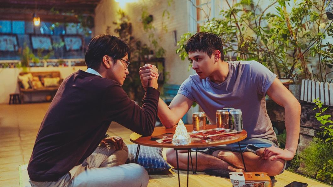 楊銘威成33年深櫃與張軒睿同居日久生情職場戀。(圖/Netflix提供)