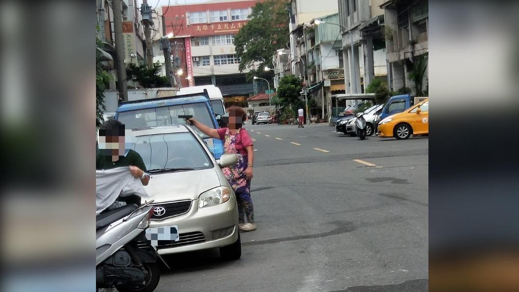 黑玫瑰重出江湖！高雄超狂嬤「當街舉槍」爆紅　背後真相曝