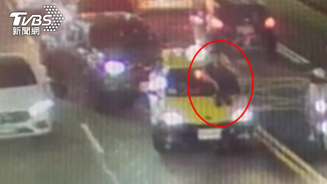 今天「醉」難過!新北男跳坐計程車引擎蓋 見警喊:想靜靜