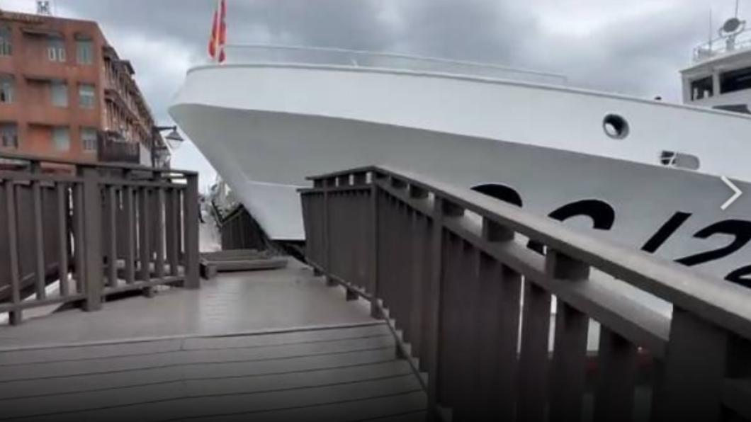 海巡艦艇撞碼頭 基隆海洋廣場棧道受損
