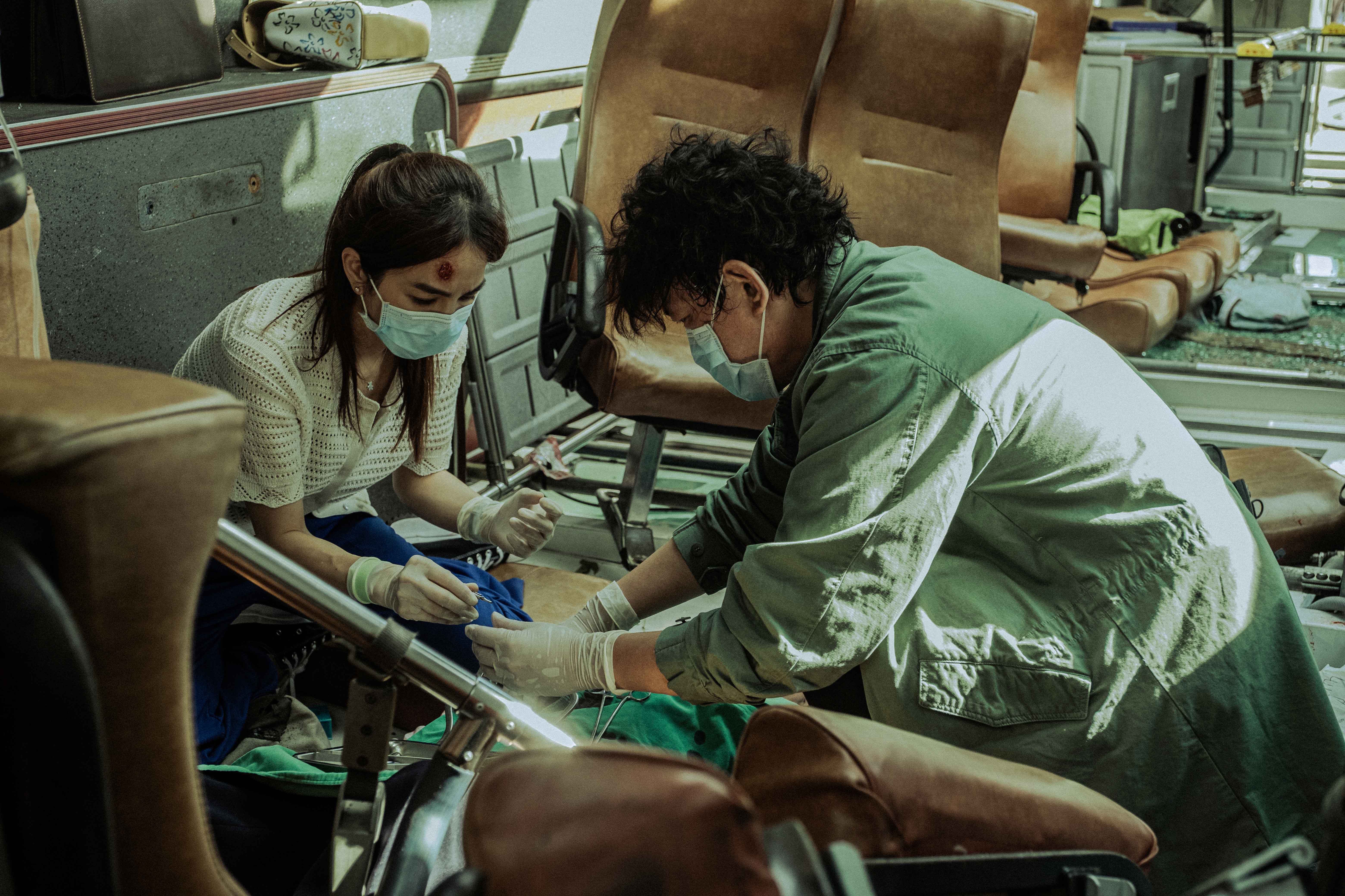 王識賢(右)、Ella劇中在翻車現場緊急為傷患乘客就地開刀。(圖/東森提供)