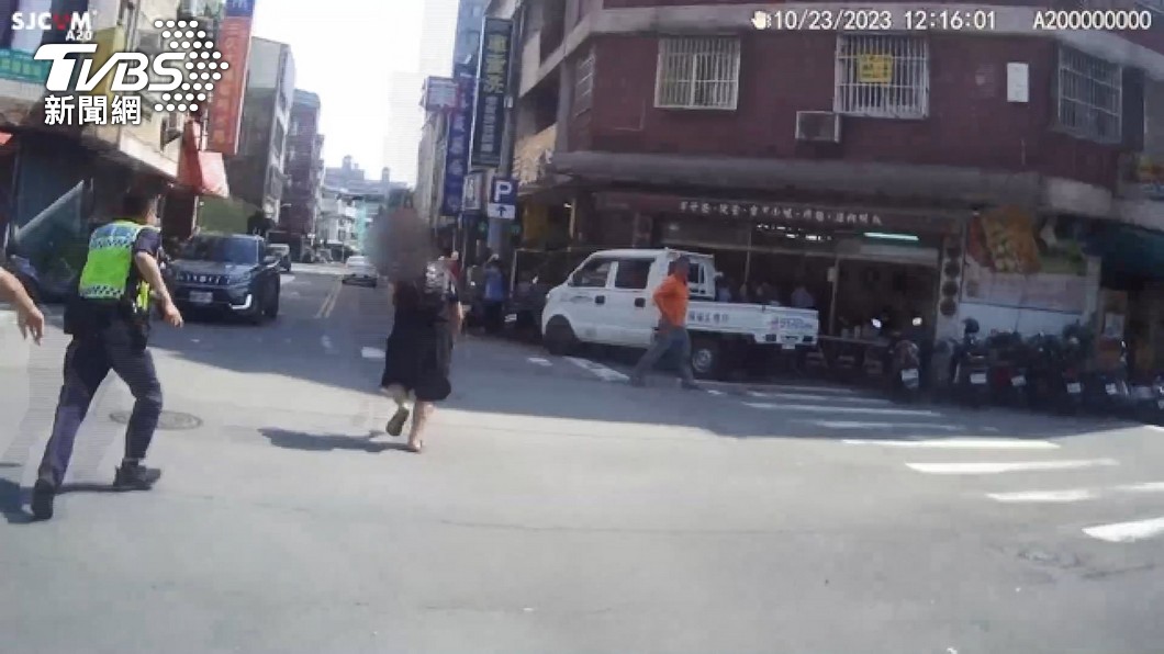 不想被逮! 毒品通緝犯當街持刀跑給警追