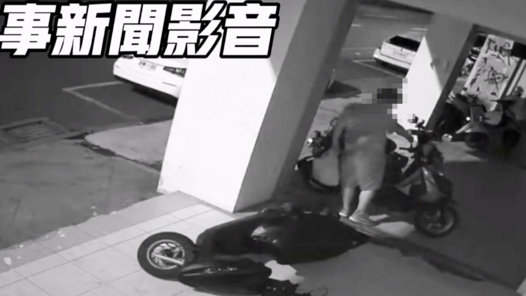 男子靠近另輛機車。(圖/翻攝社會事新聞影音)