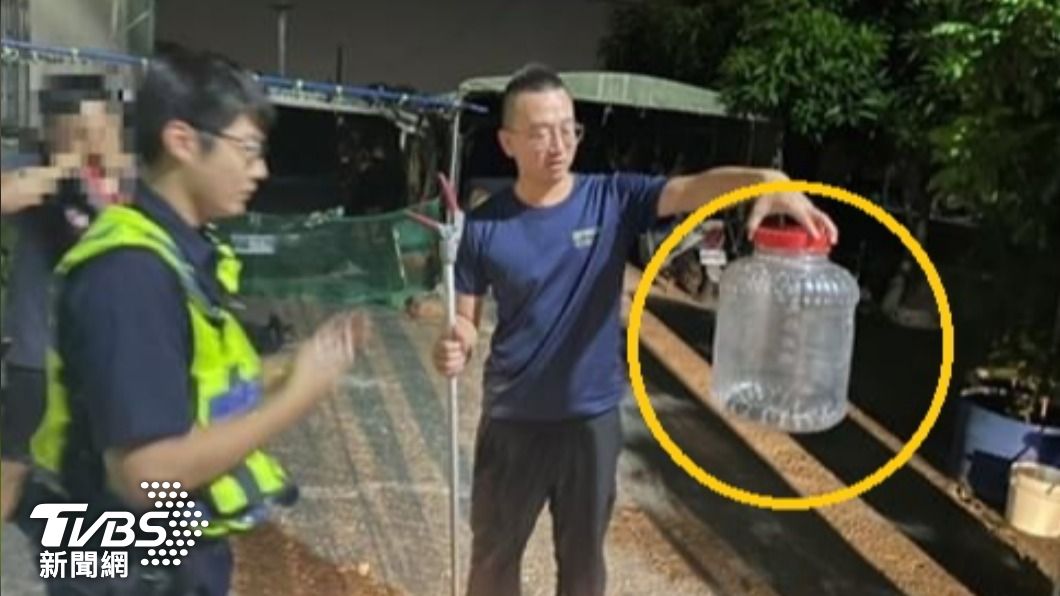 不速之客現彰化民宅!毒蛇雨傘節盤繞花盆 民眾嚇半死急報警