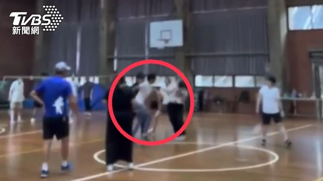 東海大學女外籍生攻擊師生! 手持「羽毛球拍」狂打人