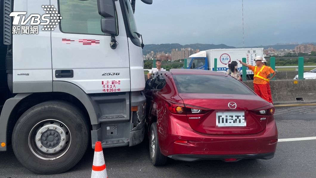 貨車變換車道未注意撞擊馬三。（圖／TVBS）