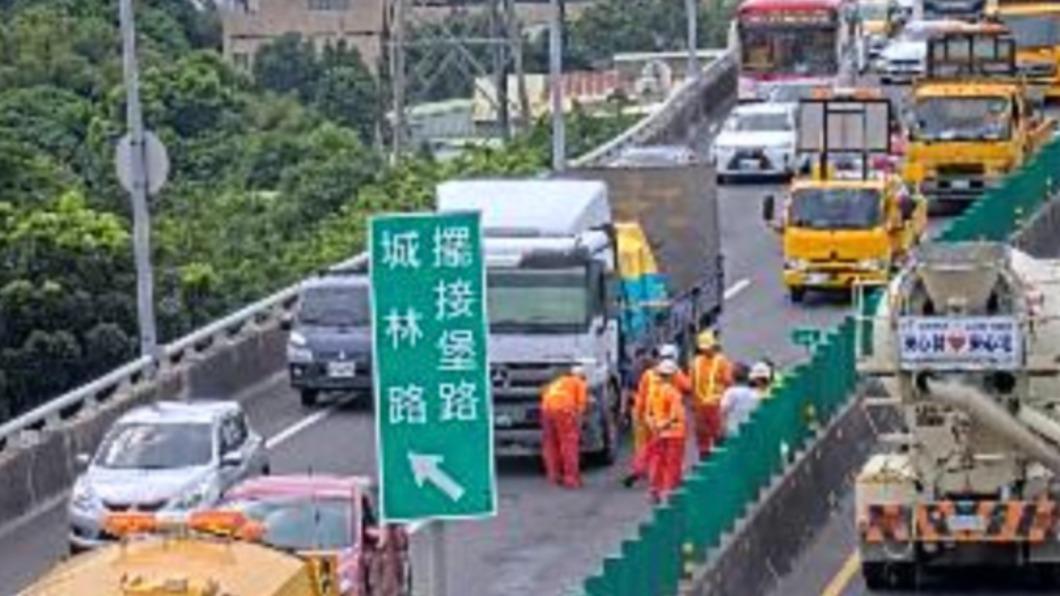 現場車流一度雍塞回堵。（圖／翻攝自即時路況）