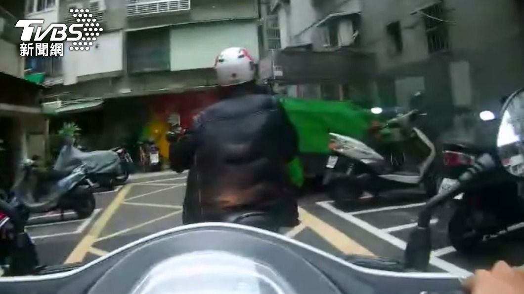 毒蟲闖紅燈左轉還意圖衝撞逃逸 遭警逮悲喊「我中風」
