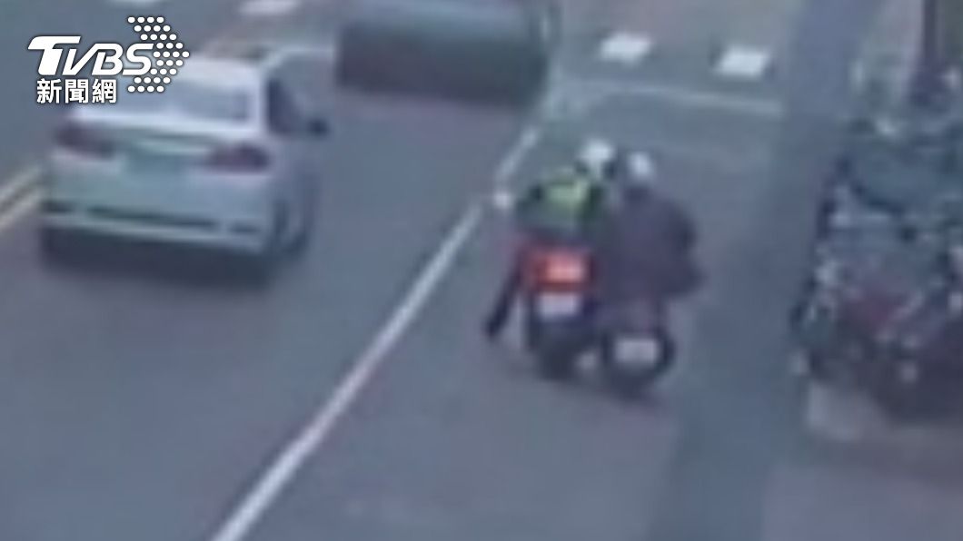 犯嫌意圖衝撞員警車輛。(圖/TVBS)