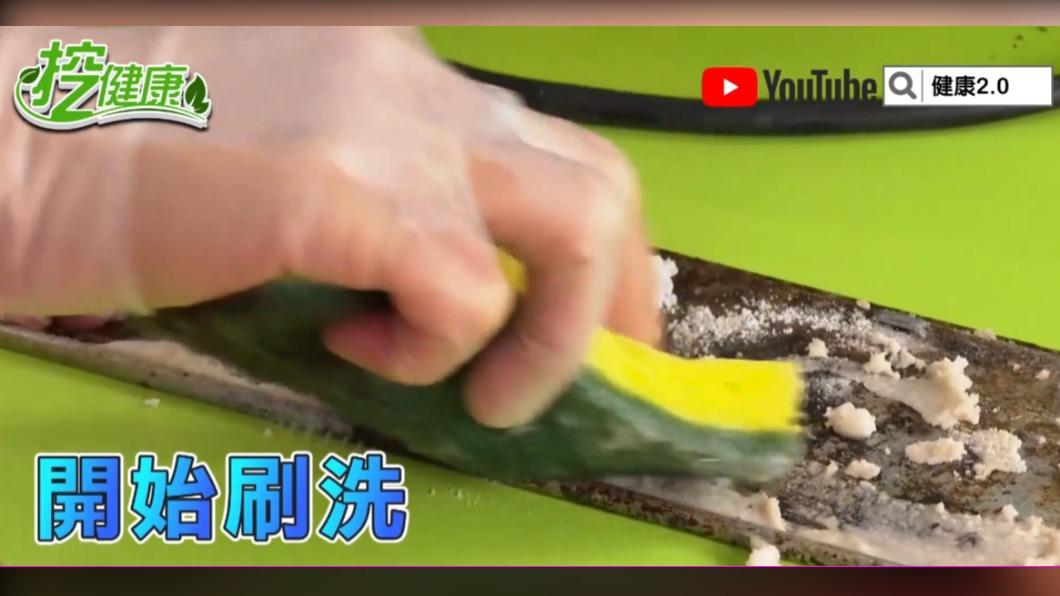 用蘇打粉和白醋清洗可以輕鬆將汙垢清除。(圖 / 翻攝自健康2.0 臉書)