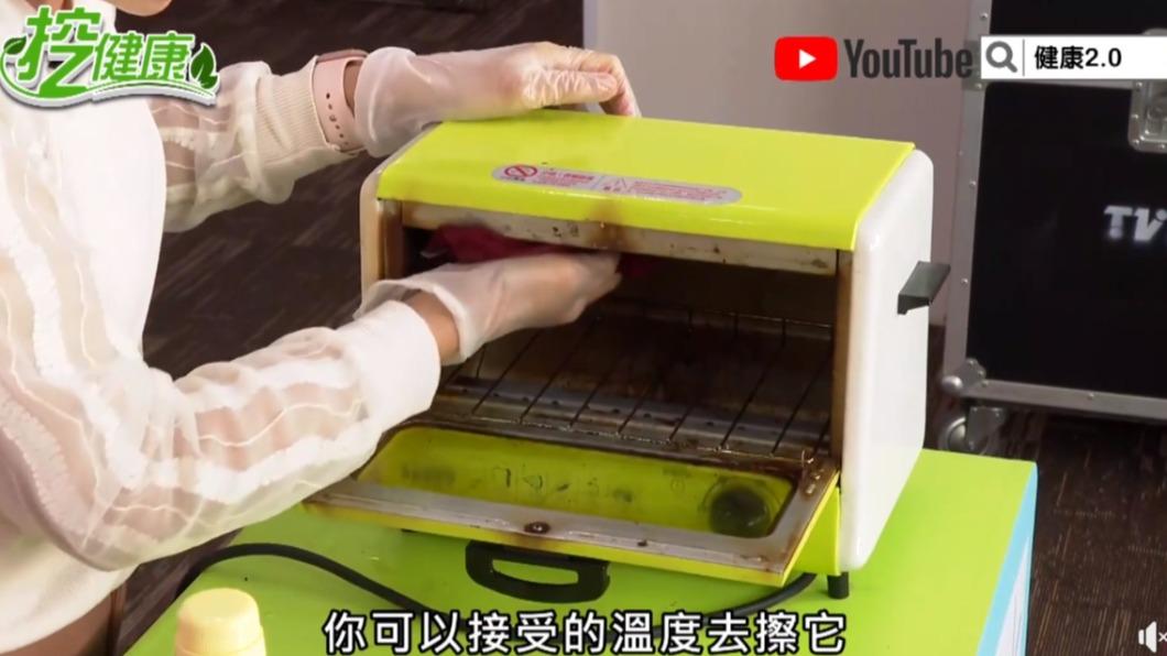 在使用烤箱之前,可以事先在烤盤上鋪上烘焙紙,後續清理更加的輕鬆。(圖 / 翻攝自健康2.0臉書)