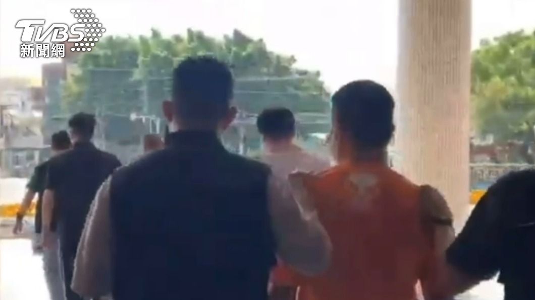 警方循線逮獲14人到案並依傷害等罪嫌移送法辦。(圖/TVBS)
