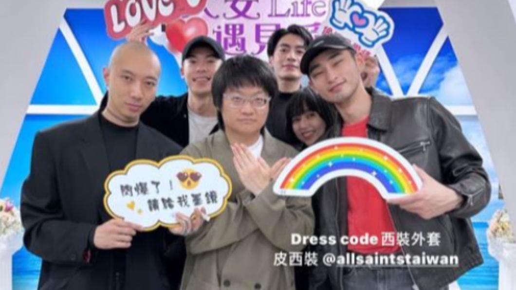 國國去年登記結婚,許光漢(後排左一)當證婚人。(圖/翻攝自章廣辰IG)