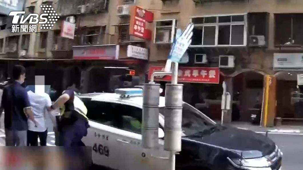 警方埋伏逮捕假扮成工作人員的余姓車手。（圖／TVBS）