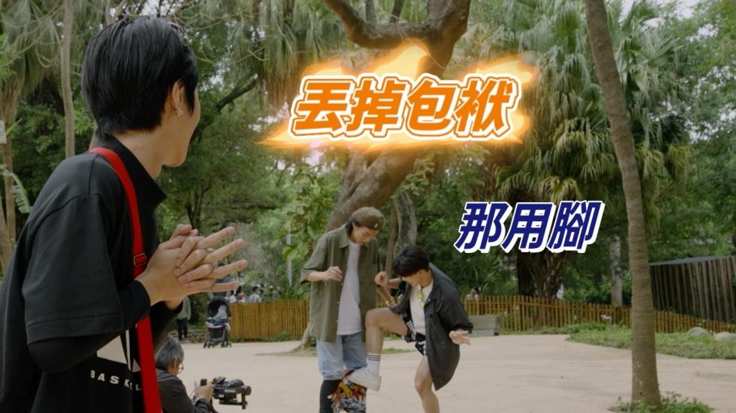 Ozone為團綜拋偶包,煥鈞(中)、文廷(右)的「親密接觸」引眾目。(圖/寬想國際娛樂提供)
