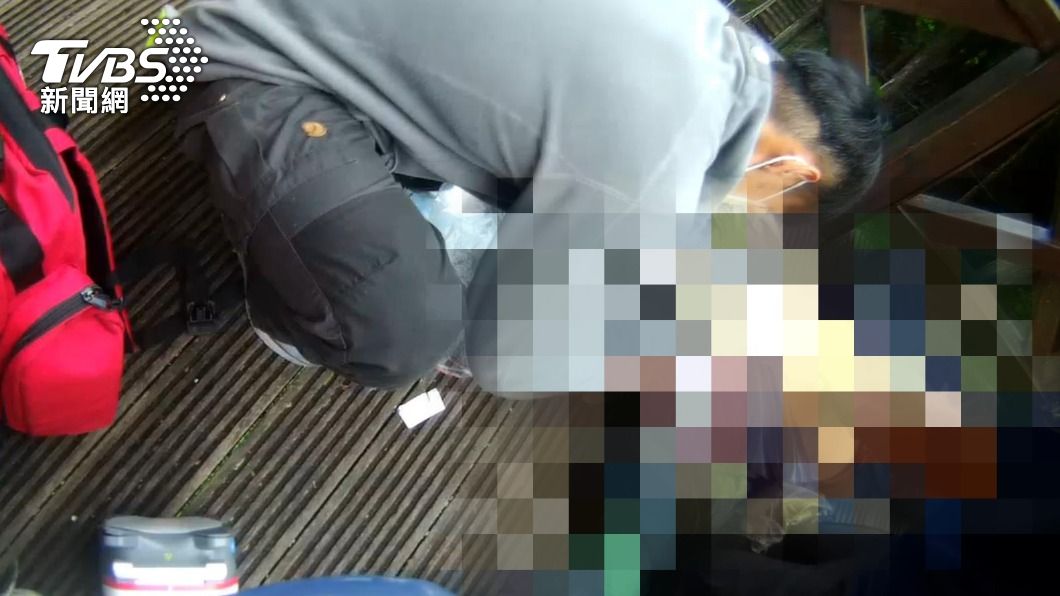 救護人員獲報後立即到場施予緊急處置後送往香林衛生室急救。(圖/TVBS)