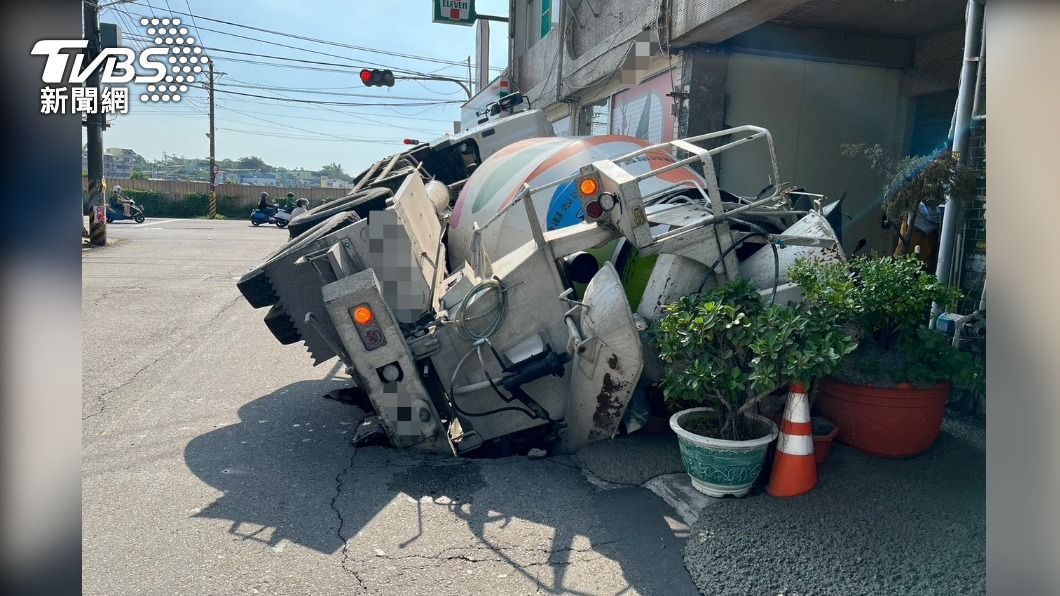 快訊/高雄再現天坑!水泥車經過「掉進洞裡」司機狼狽爬出來