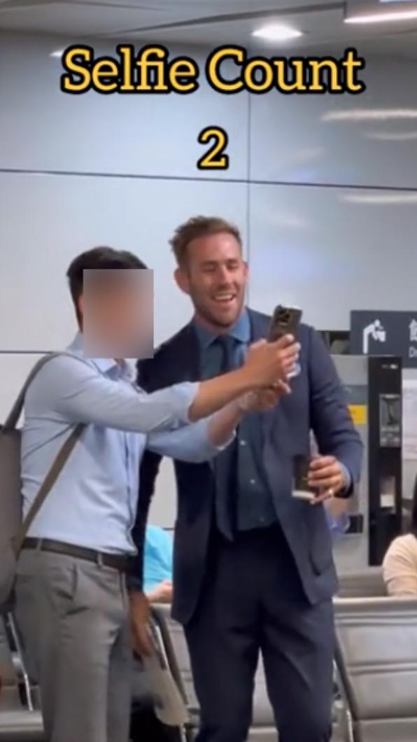 肖恩(Shaun Birley)在桃機時,有十幾位民眾爭相拍照。(圖/翻攝自抖音)