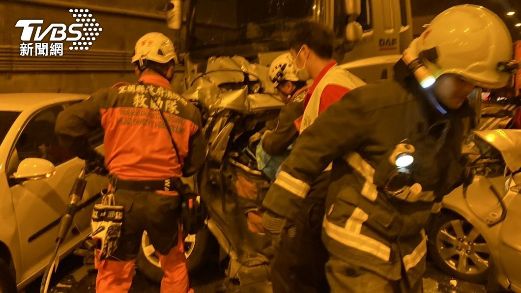 有片/新澳隧道車禍1死11傷 砂石車驚悚追撞影像曝