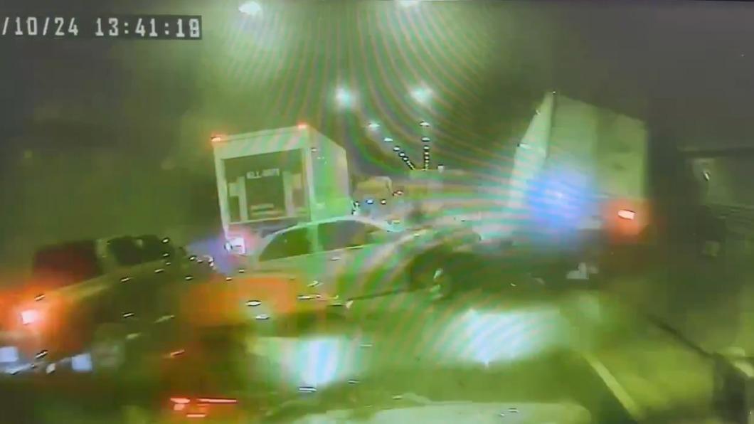 隧道內車輛被嚴重推撞。（圖／翻攝網路）