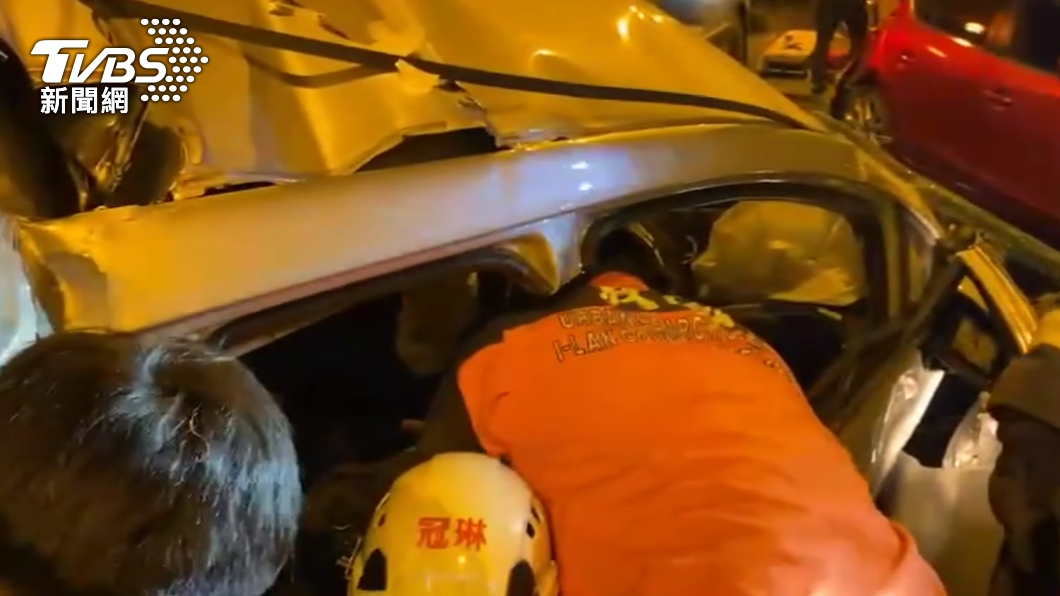 一名駕駛受困車內救出時已無呼吸,送醫死亡。(圖/TVBS)