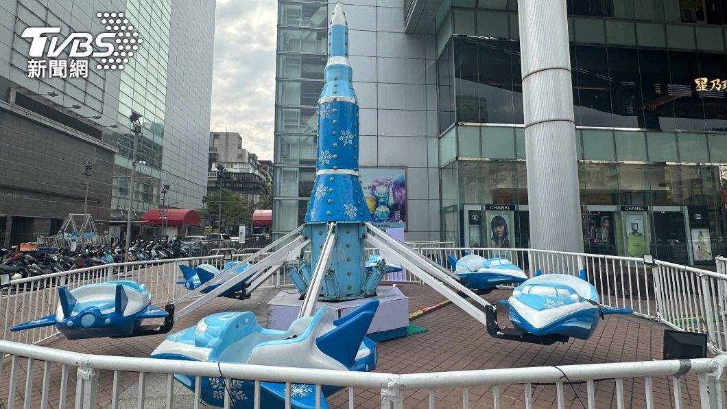 新光三越天母店外推出冰雪主題遊樂園,吸引親子客。(圖/許稚佳攝)
