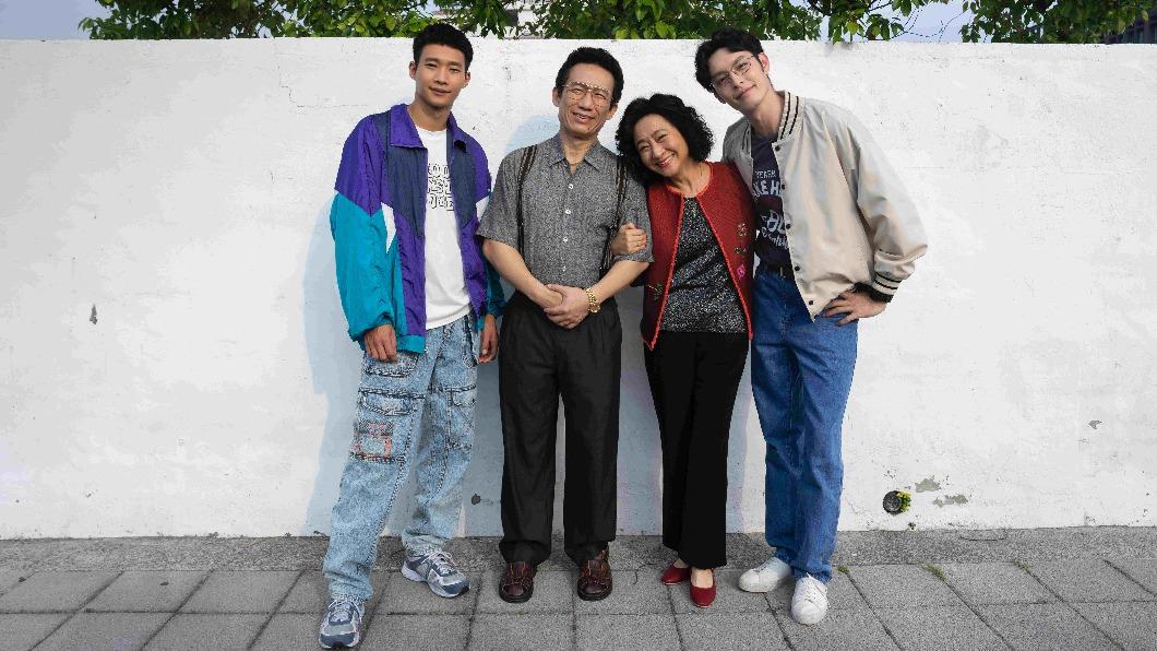 曹佑寧(右起)、楊麗音、郭子乾、黃冠智演出一家四口。(圖/LINE TV提供)