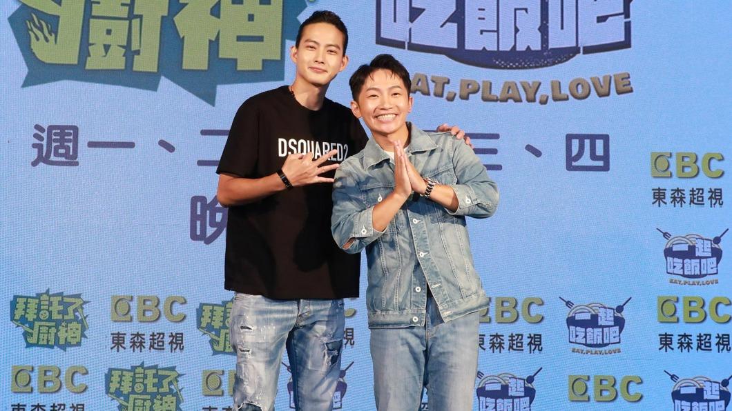 張庭瑚（左）、蔡昌憲搭檔主持《拜託了！廚神》。（圖／東森提供）