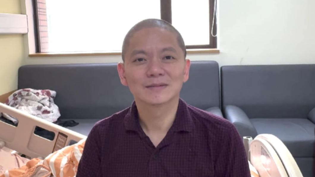 老爸術後恢復狀況良好,但右半部仍需透過復健恢復靈敏度。(圖/翻攝自我是老爸,我不要當爸YouTube)
