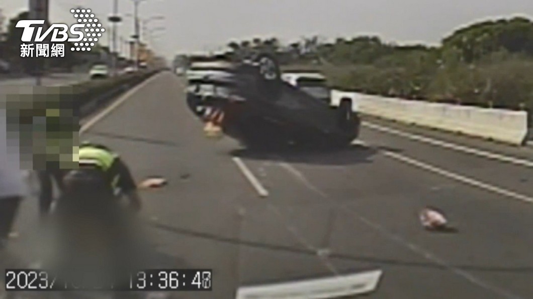 四輪朝天!為閃轉彎車急煞翻車 23歲駕駛亡