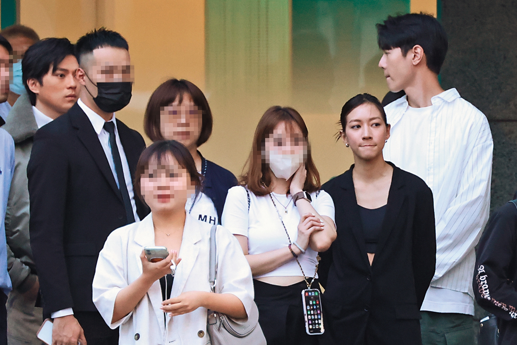 16:33 在工作人員重重包圍下,新田真劍佑(左一)等候時一旁還有陳妤(右二著黑衣)。(圖/鏡週刊)