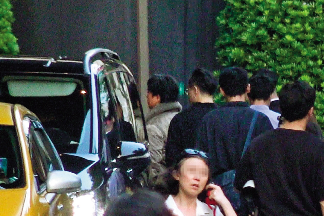 16:45 完成不到10分鐘逛大街般的側拍,新田真劍佑在眾人簇擁下又走回飯店。(圖/鏡週刊)