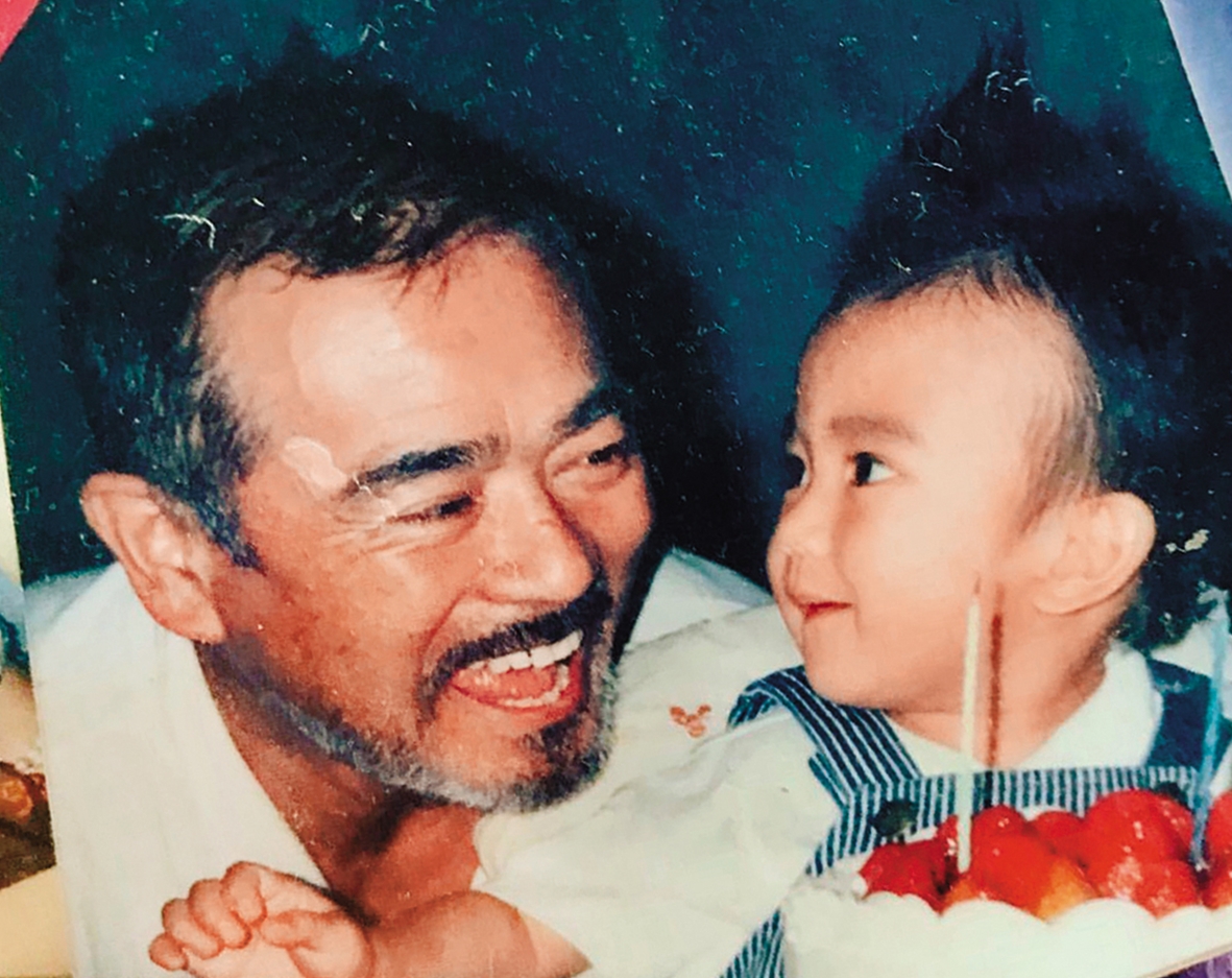 1歲時的新田真劍佑和父親千葉真一一起過生日的天倫畫面。(圖/翻攝自新田真劍佑IG)