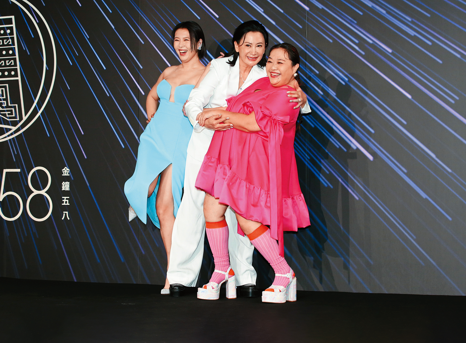 陳亞蘭(中)和劉品言(左)搭檔主持金鐘獎綜藝類頒獎典禮,戲劇類則由鍾欣凌(右)挑大梁。(圖/鏡週刊)