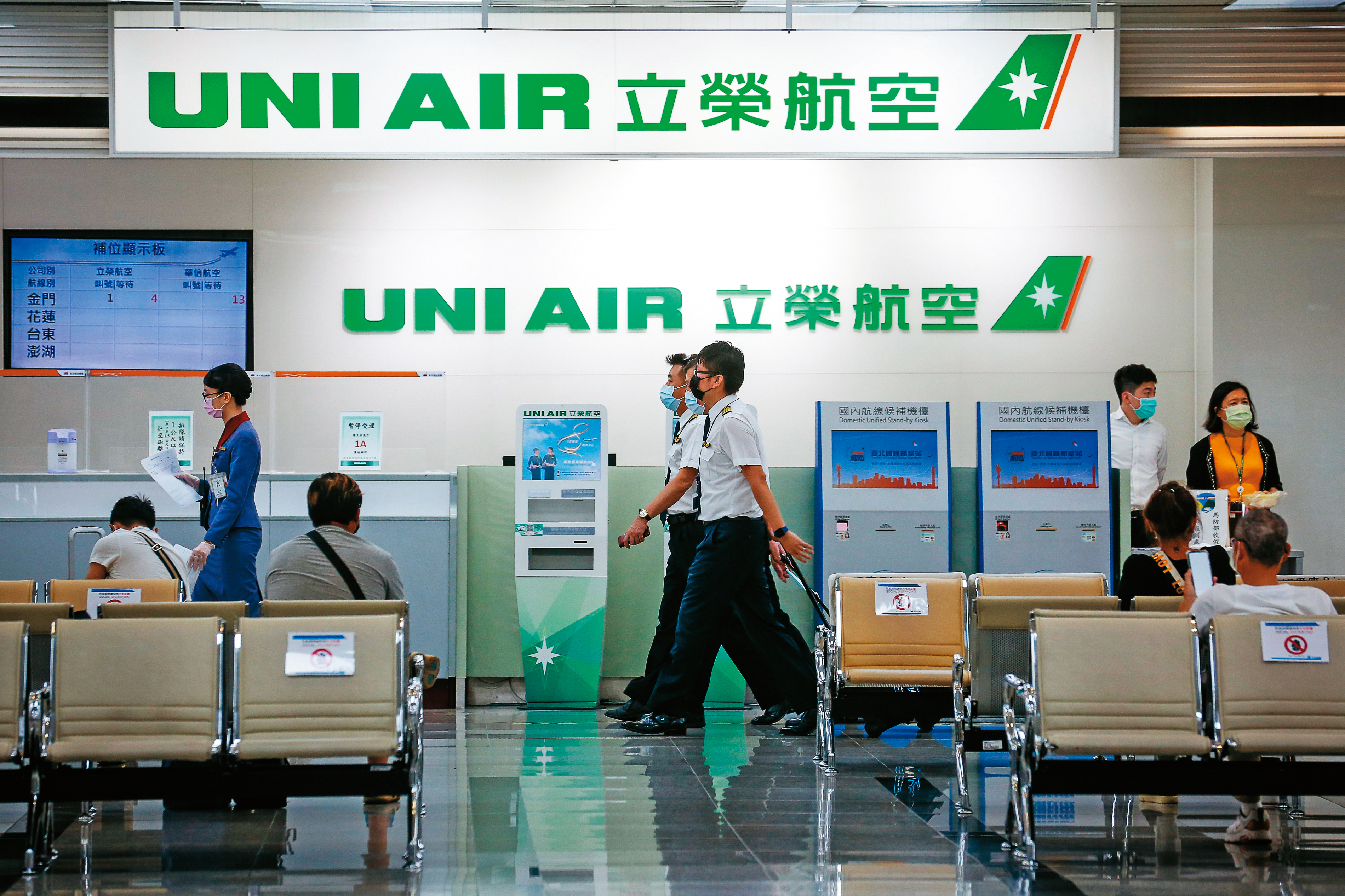 立榮航空號稱是國內航線最密、航點最多的航空公司。(圖/鏡週刊)
