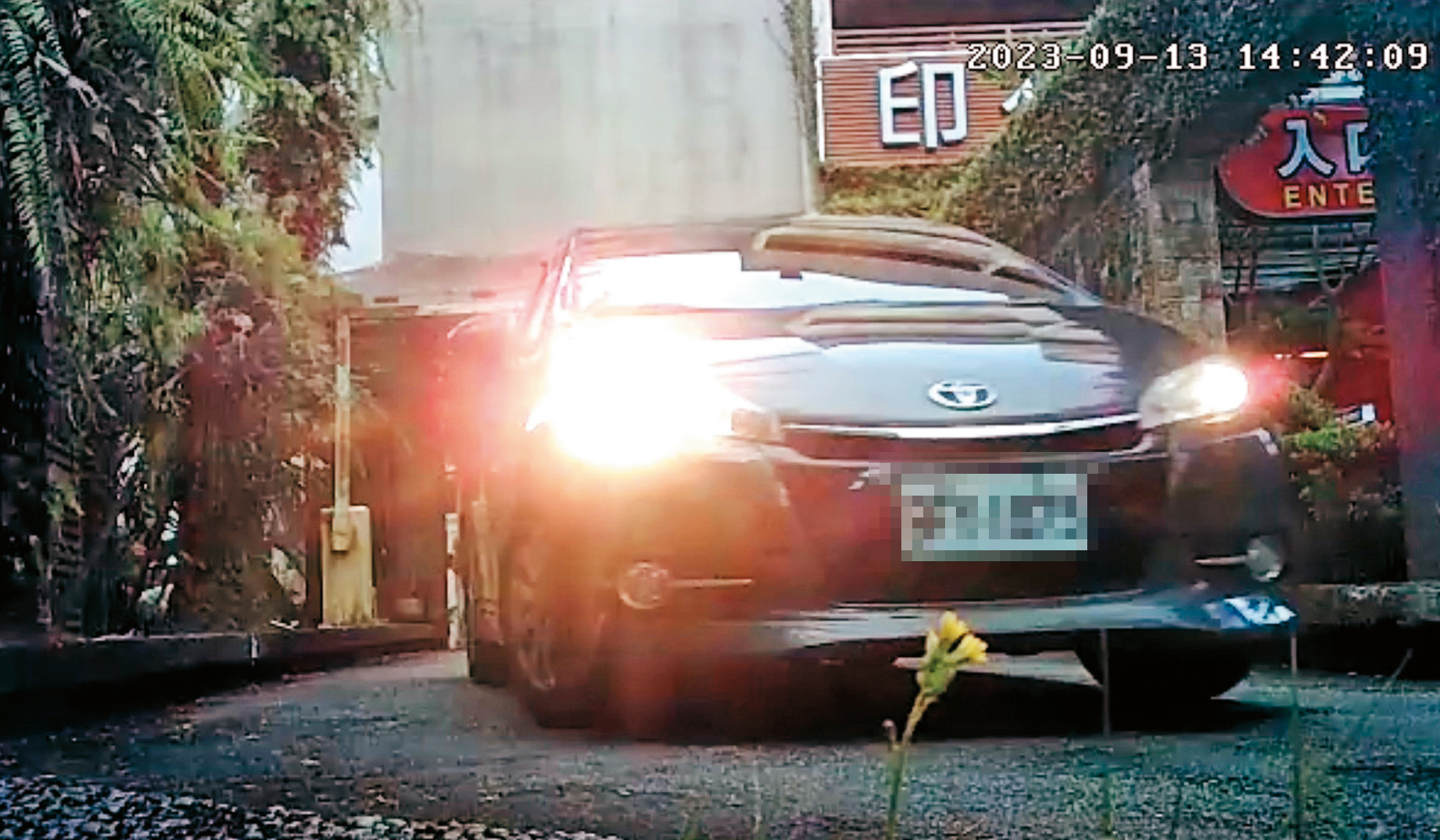 李繼唐開車載女下屬赴印石汽車旅館開房,2小時後驅車離去。(圖/讀者提供)