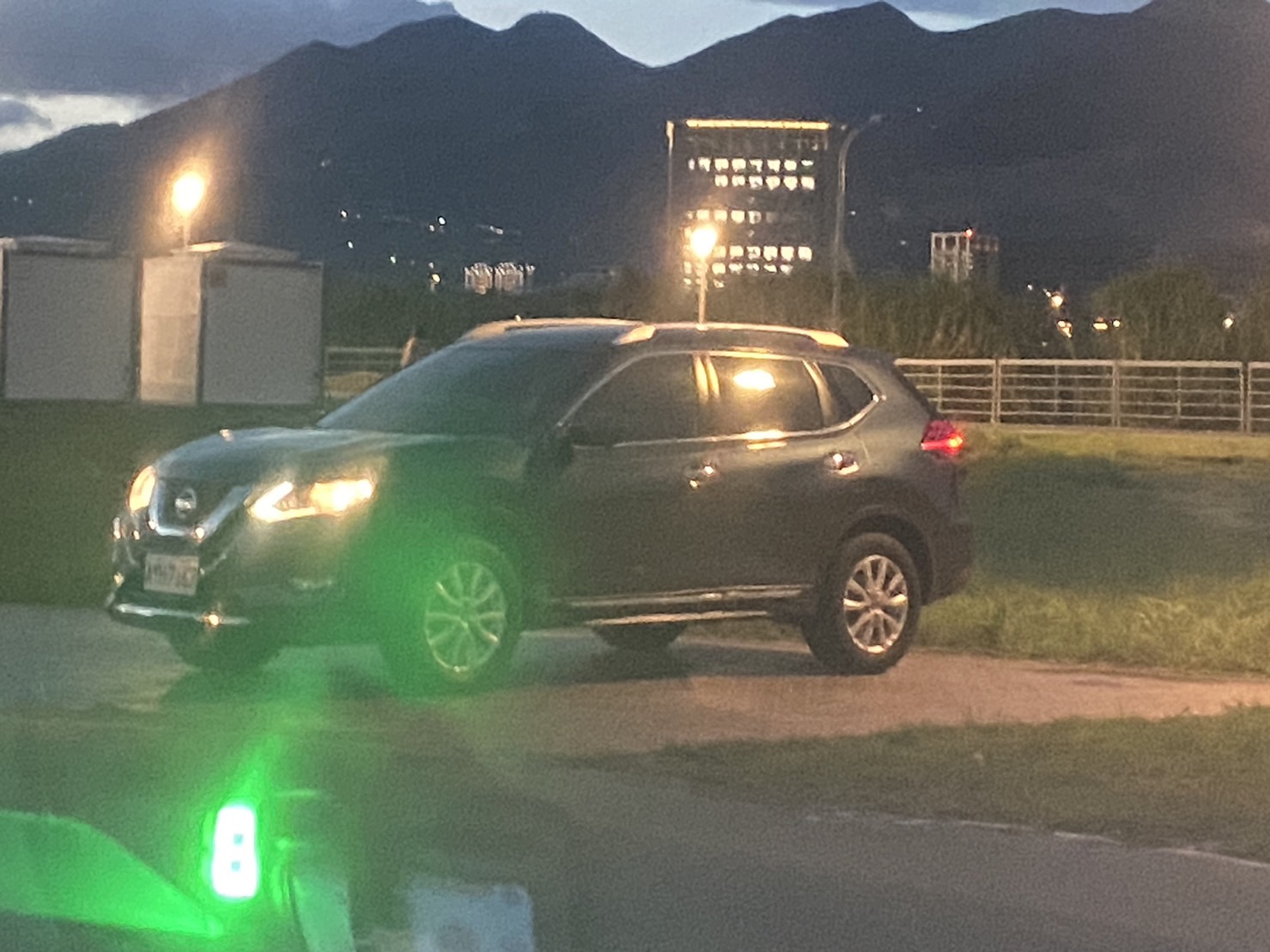 女下屬將車輛停在通河西街河堤外停車場，與李繼唐看了一會夕陽後，才去棒球場接小孩。（圖／讀者提供）