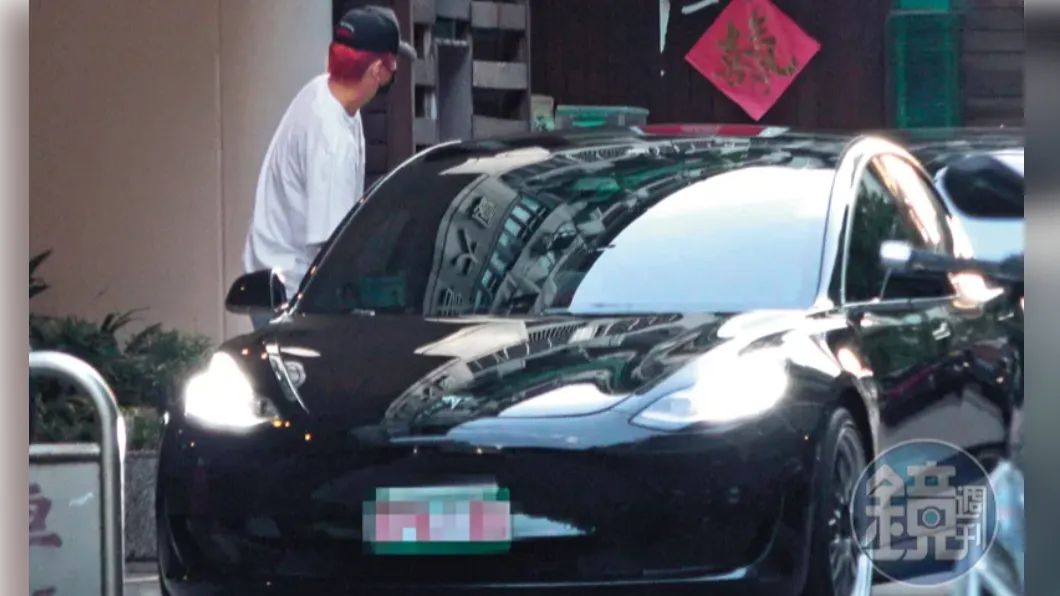 叫來了一輛多元計程車,王大陸快速閃了上去。(圖/鏡週刊)