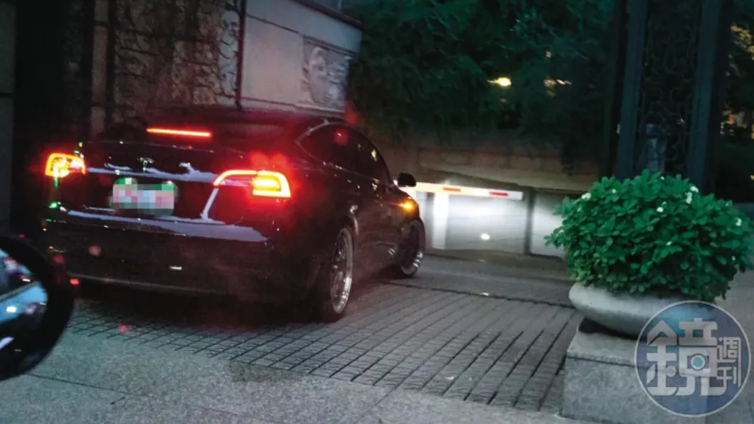 王大陸與嫩妹的車一直想甩跟拍,甚至奔去自己好兄弟洪武家躲藏。(圖/鏡週刊)