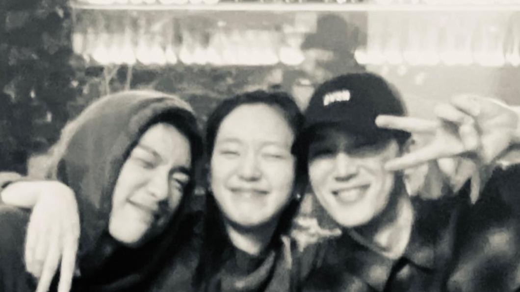 安普賢穿著休閒,對著鏡頭開心比YA。(圖 / 翻攝自@ggonekim IG)