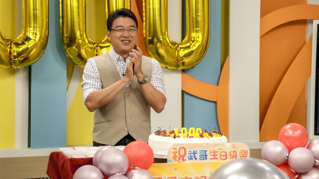謝震武歡慶60歲生日!喜收「客製化萌物」笑了 許願創電視里程碑
