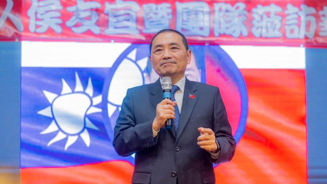 侯友宜拿香手勢犯錯誤,遭指對神明大不敬。(圖/翻攝自侯友宜臉書)